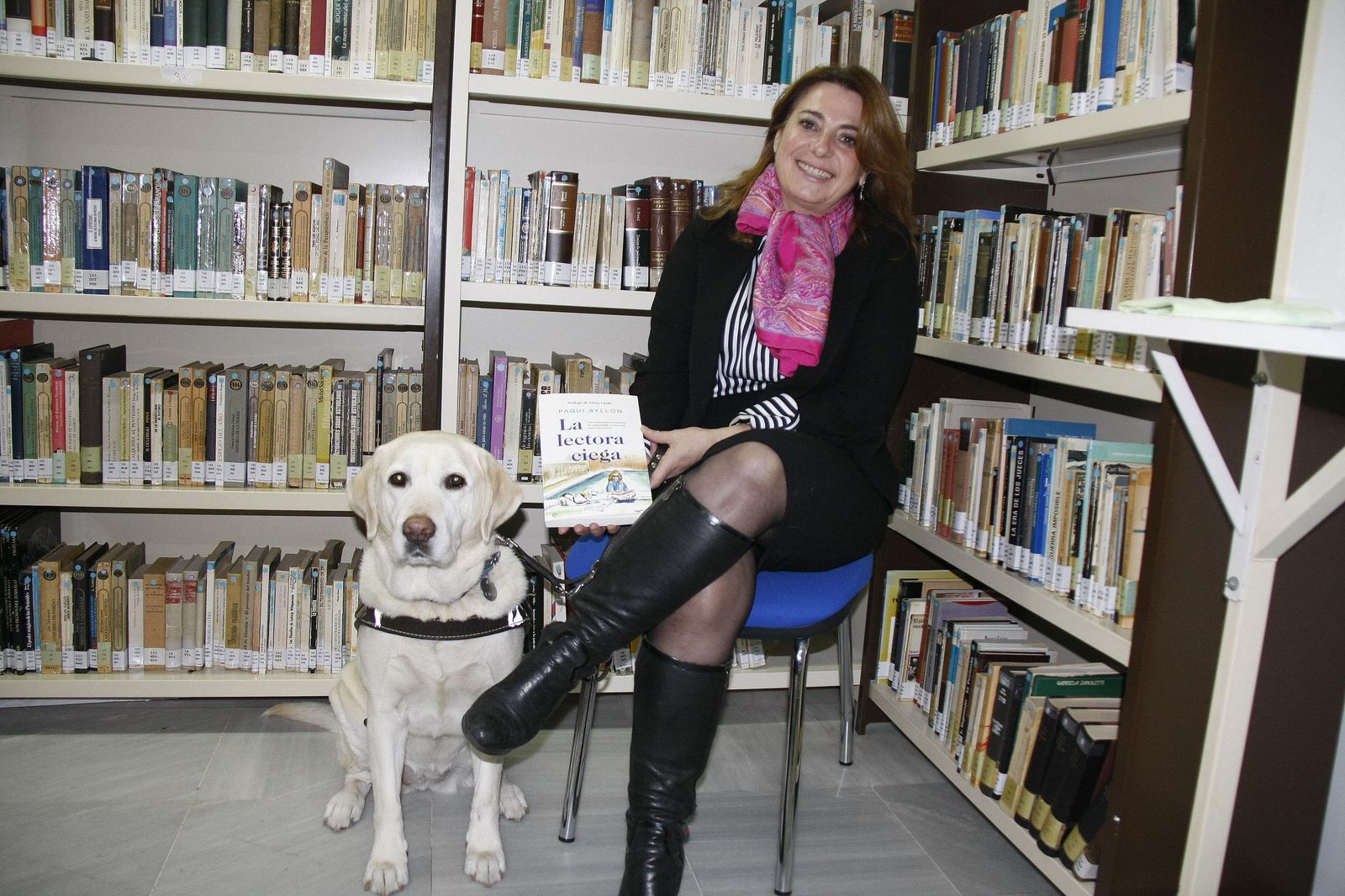 Paqui Ayllón con su perro guía en la biblioteca de El Puerto.