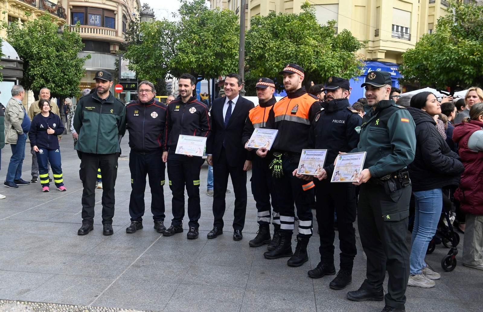 El reconocimiento del colegio Divina Pastora a los colectivos que protegen a los demás, en imágenes