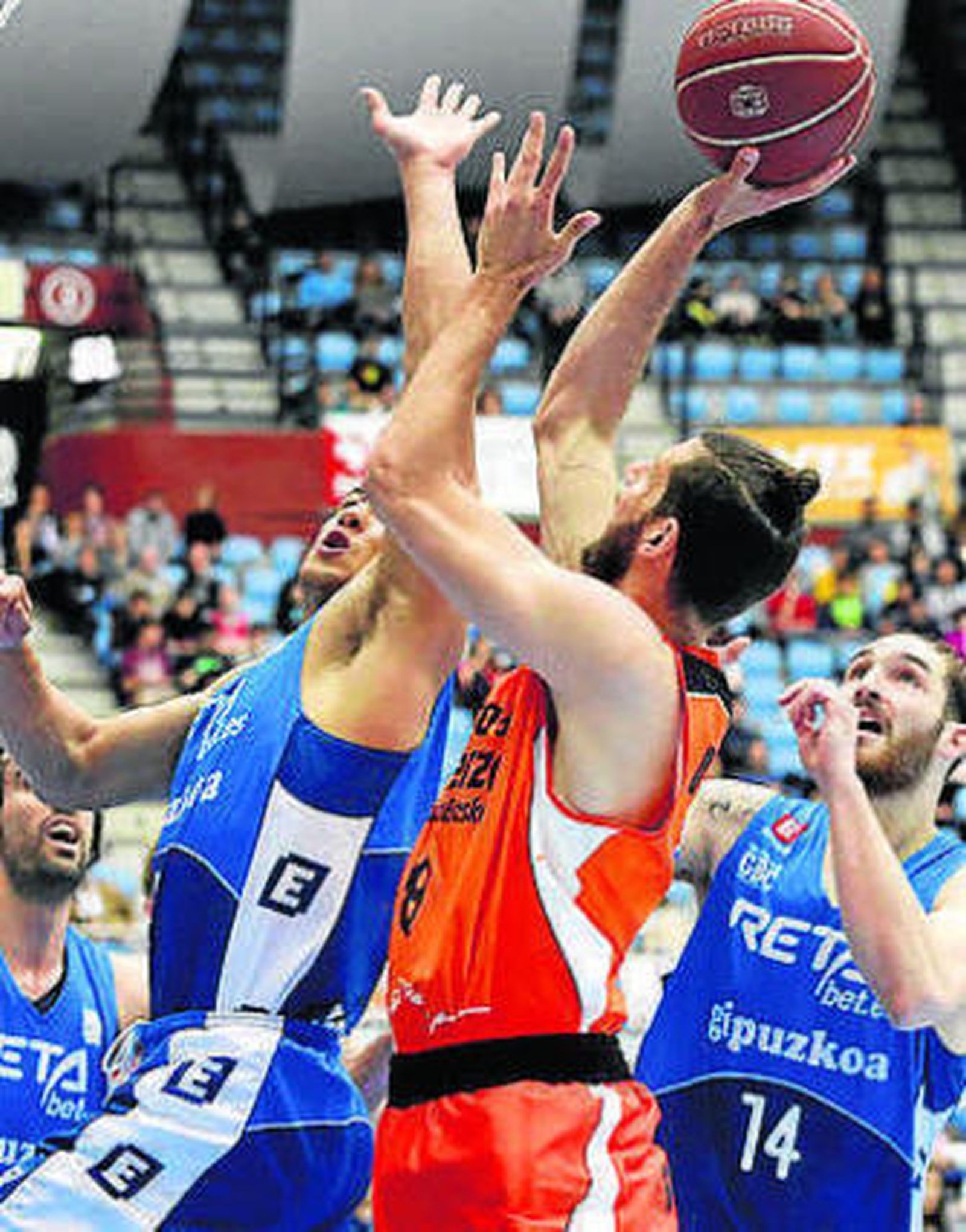 Diot, ante Lawrence y Olaizola.