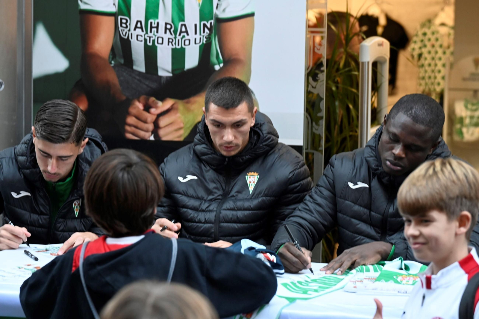 Furor en la tienda del Córdoba CF: las fotos de la firma de autógrafos de Requena, Fomeyem y Adri Fuentes