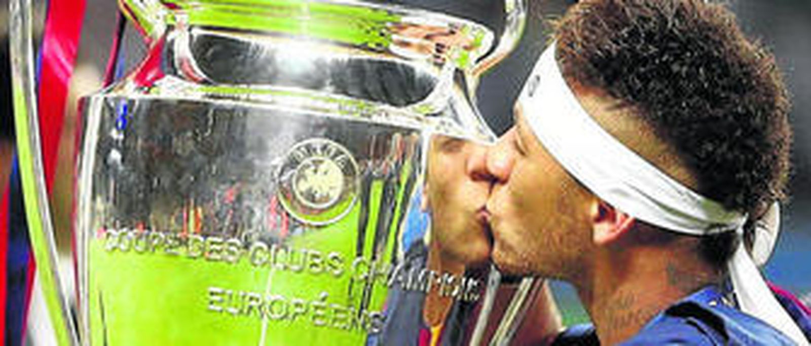 El jugador Neymar besa la copa de la Champions en la celebración en el césped del Olímpico de Berlín.