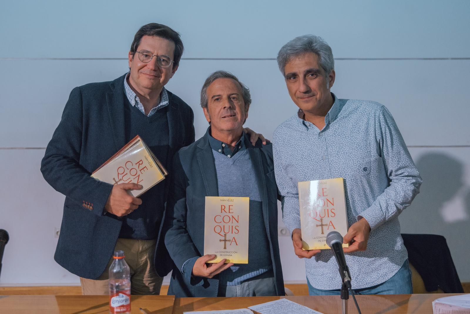 De izq. a dcha.: El escritor Enrique García-Máiquez; el candidato de Vox, Fito Carreto; y el investigador Iván Vélez, durante la presentación del libro.