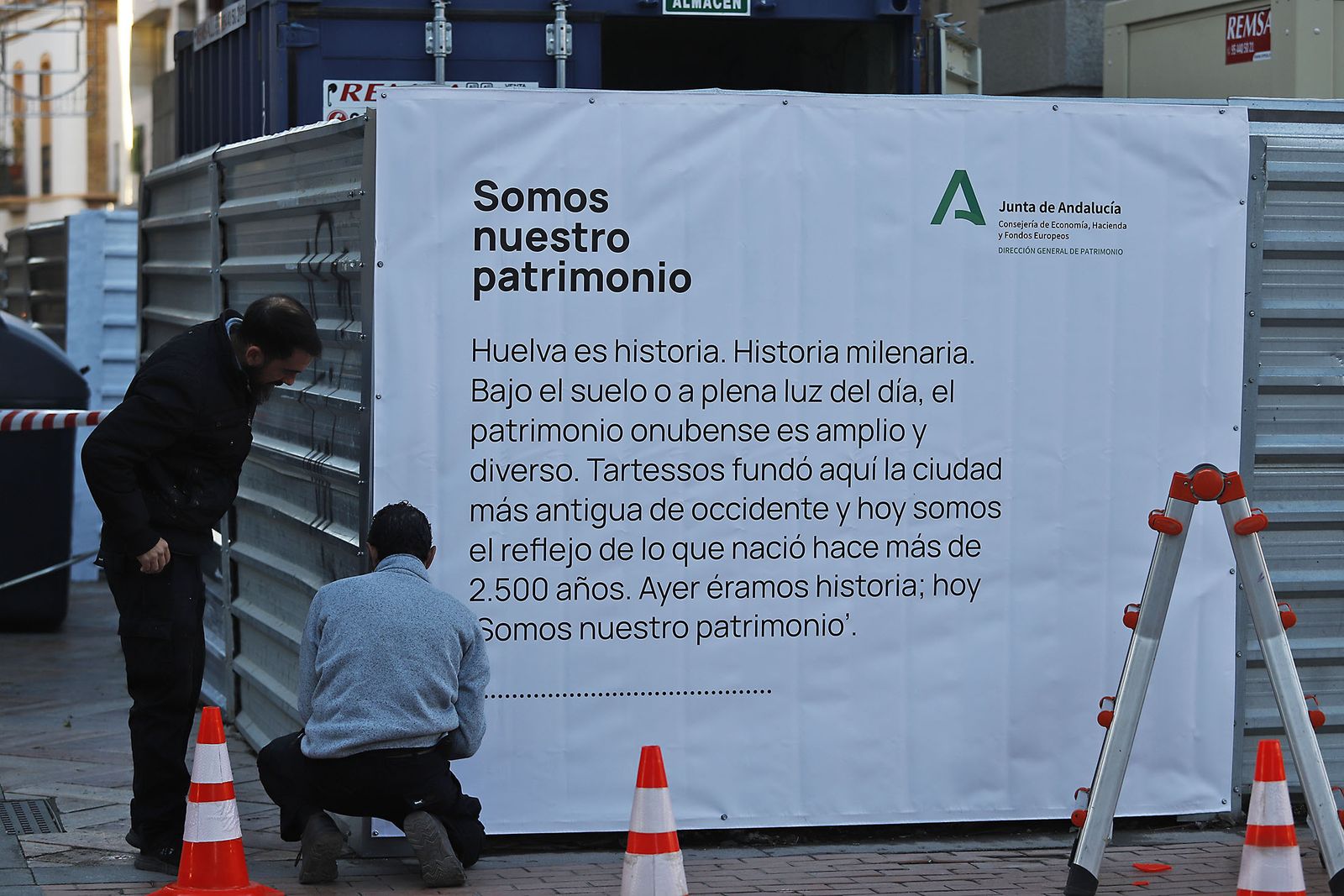 Imágenes de la colocación de vinilos de los restos arqueológicos encontrados en el antiguo edificio de Hacienda