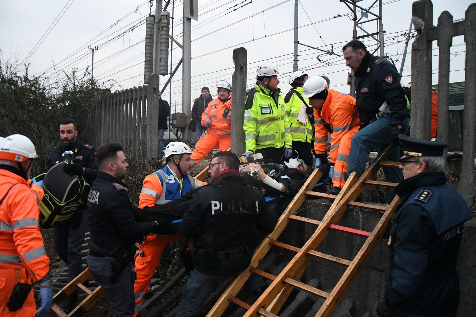 Imágenes del tren descarrilado en la provincia de Milán