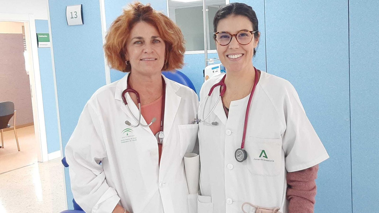 La hematóloga Carmen Muñoz, a la izquierda.