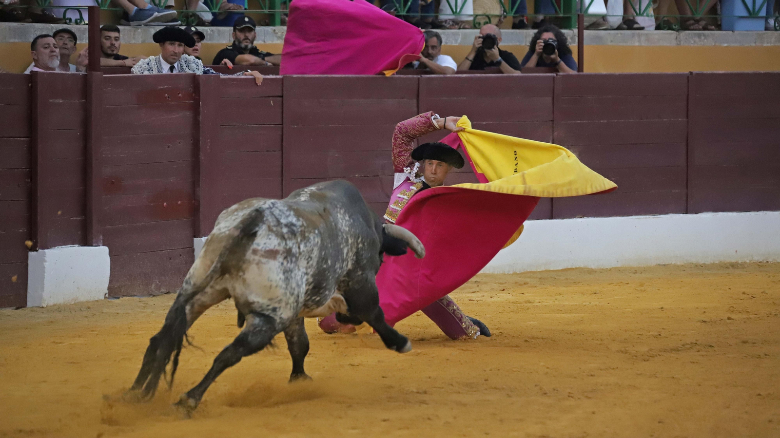Fotos de la corrida del viernes de la Feria de La Línea: Curro Díaz, Manuel Escribano y David Galván
