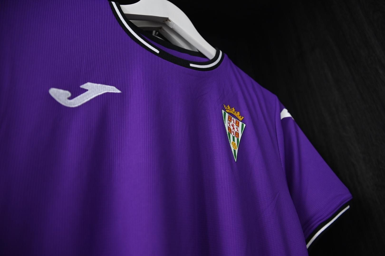 Las mejores imágenes de la venta de las nuevas camisetas del Córdoba CF