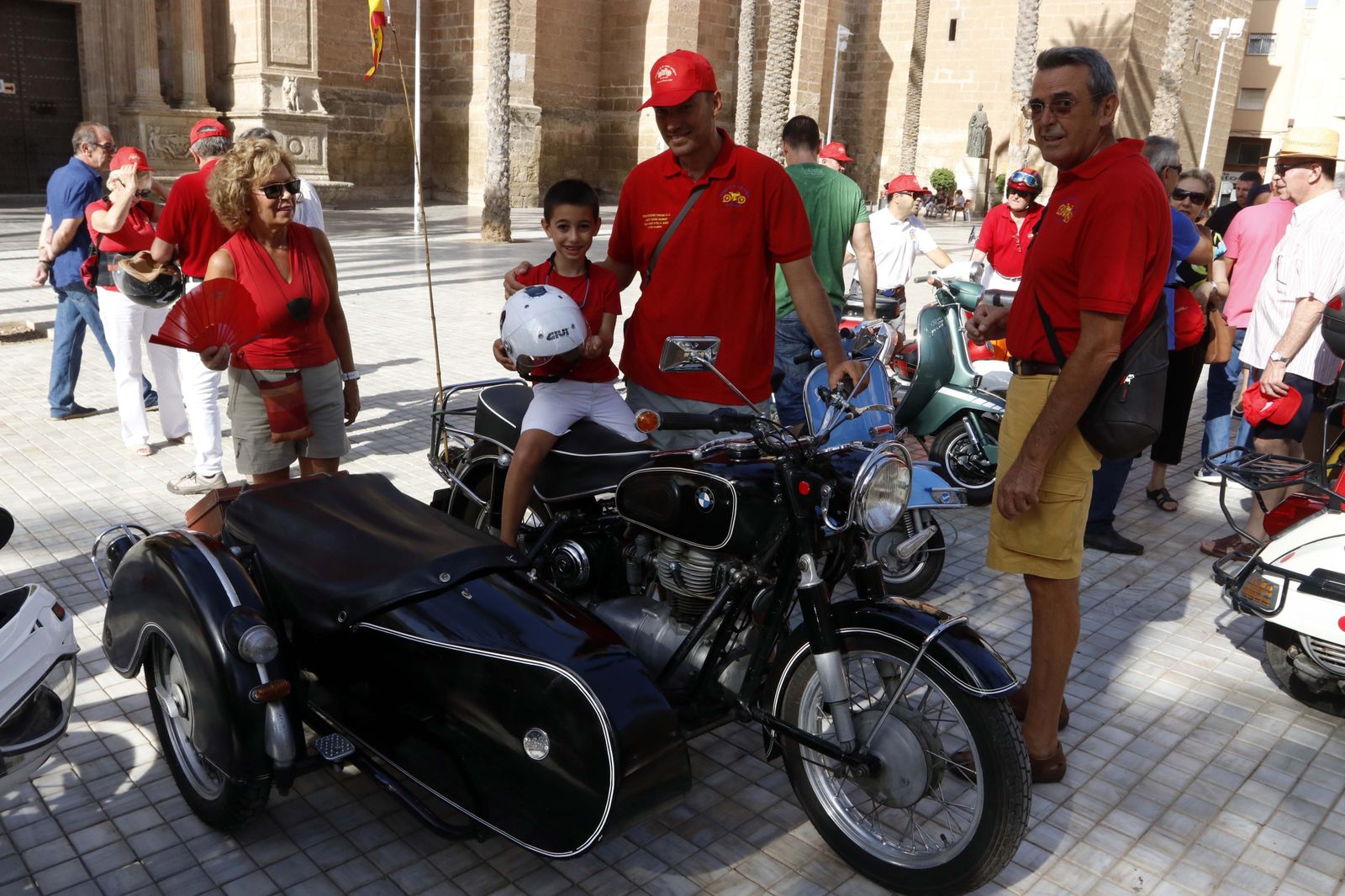 Grandes y pequeños disfrutaron por igual de modelos y marcas de todo tipo en el Plazza de la Catedral.