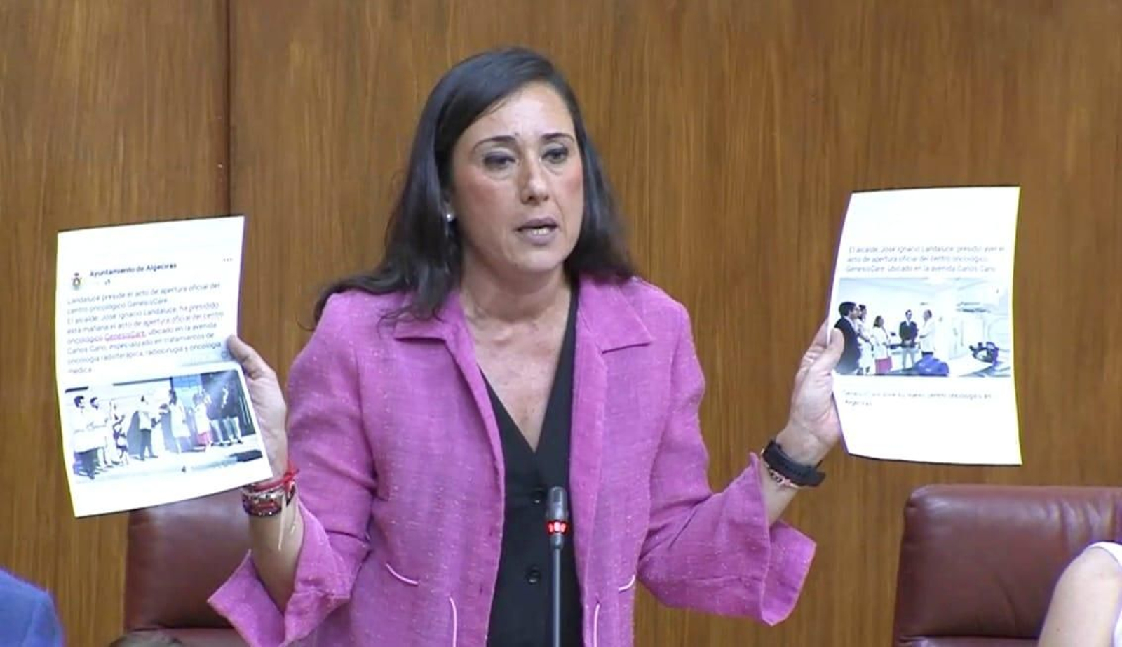 Rocío Arrabal mostrando dos imágenes sobre la situación de la atención oncológica.