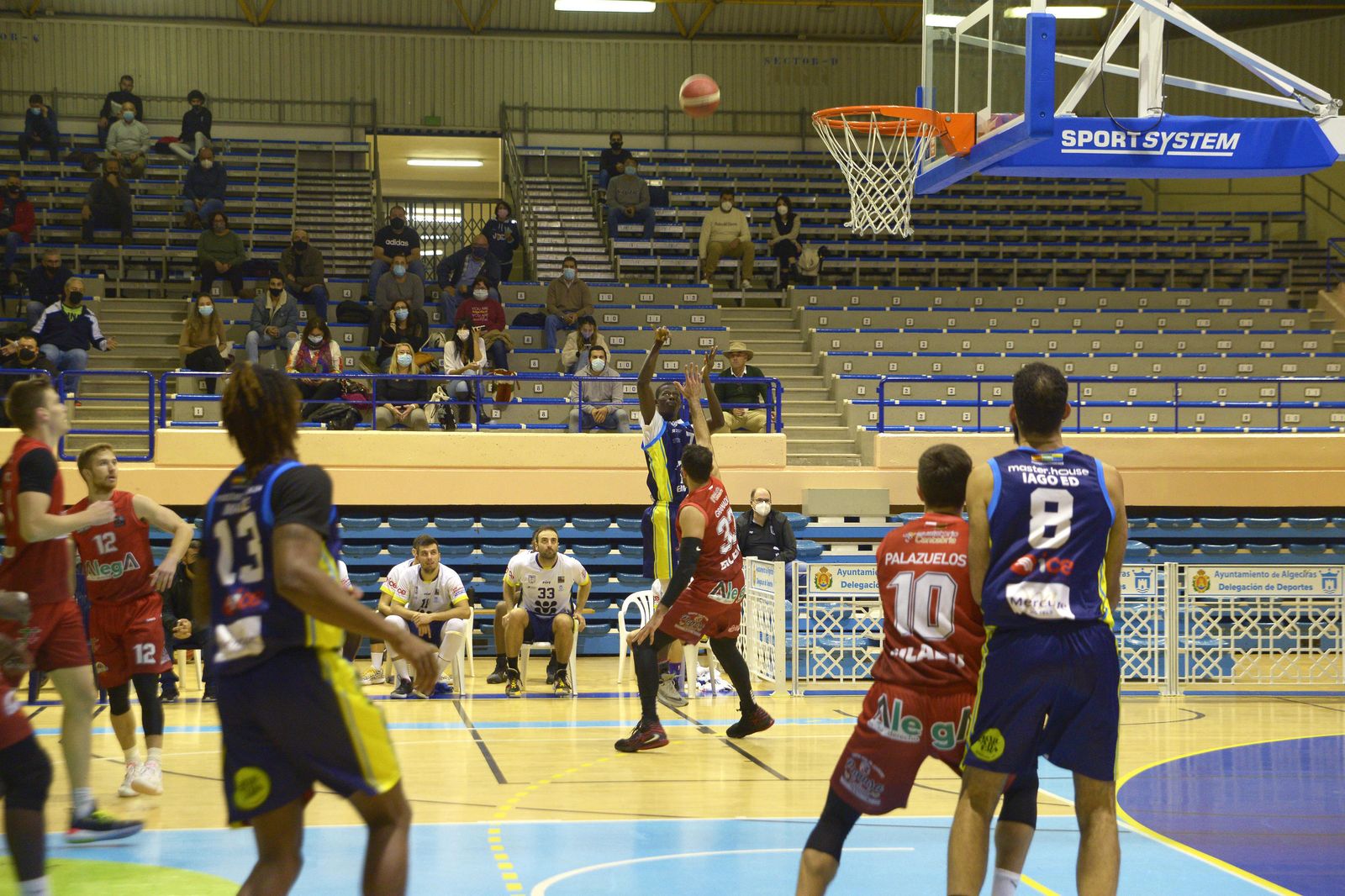 Thiam lanza a canasta en el Udea-Cantabria.