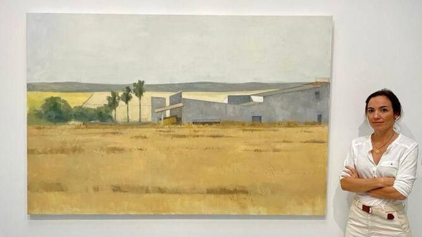 Rocío Cano ante una de sus obras de la exposición en Jerez.