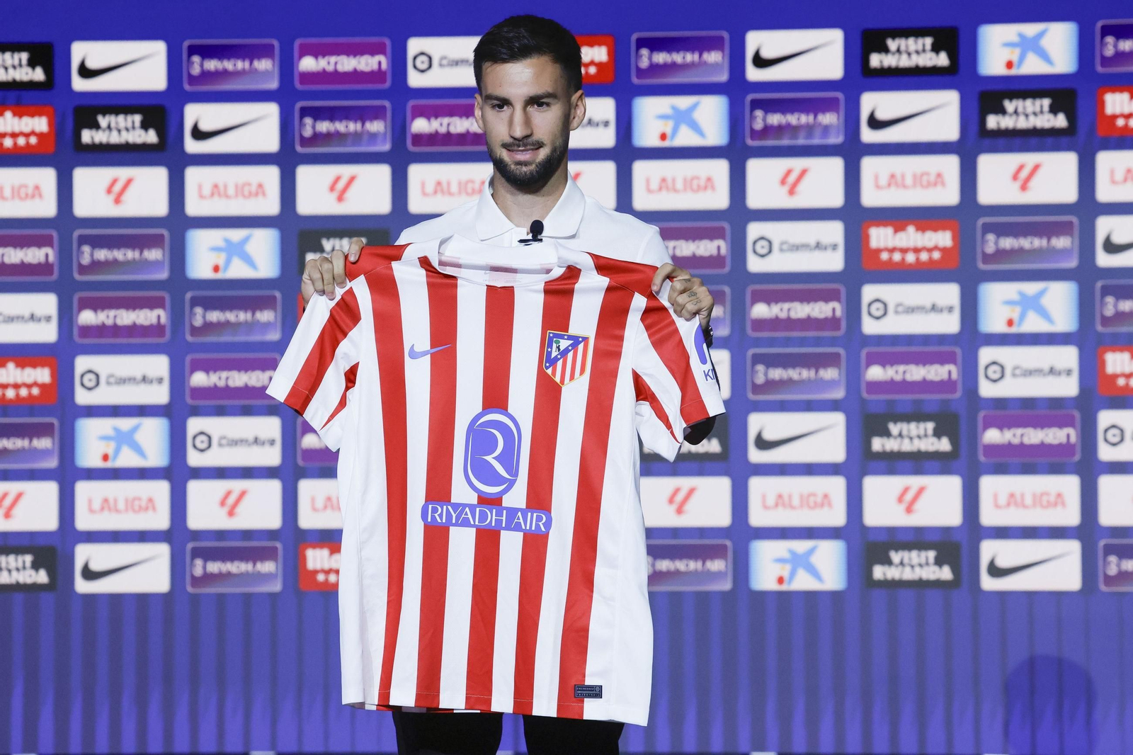Baena, uno de los fichajes más destacados del verano, en su presentación con el Atlético de Madrid.