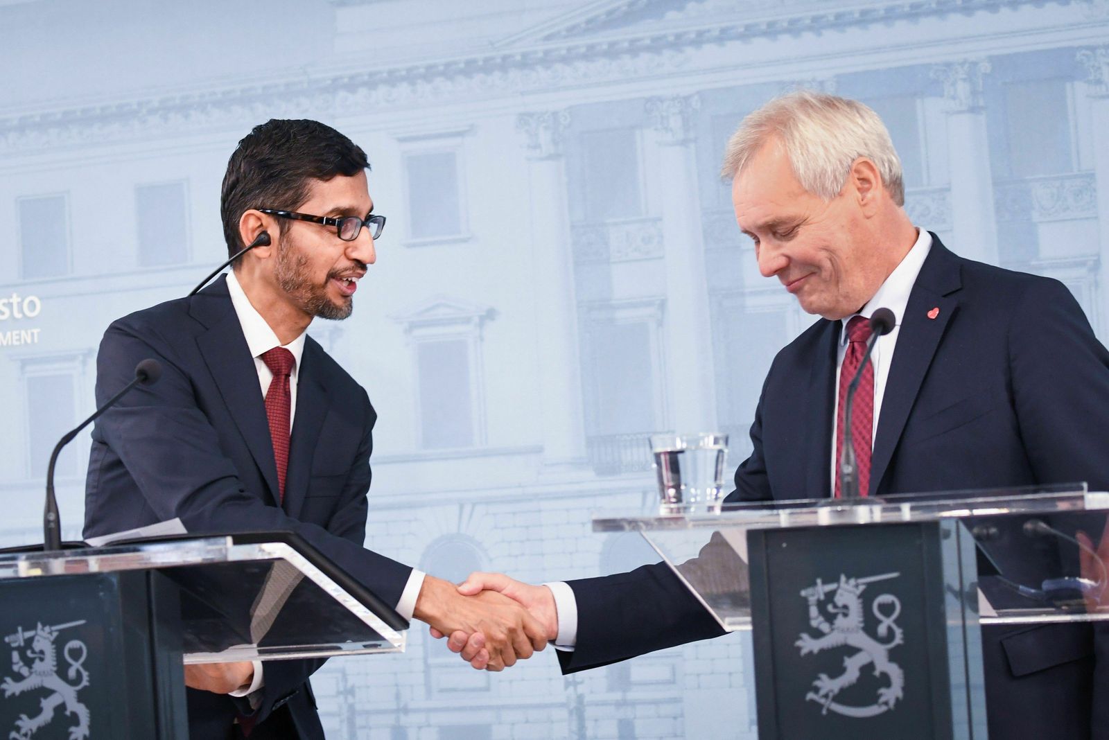 Sundar Pichai, CEO de Google, saluda al primer ministro de Finlandia, Antti Rinne, en Helsinki.