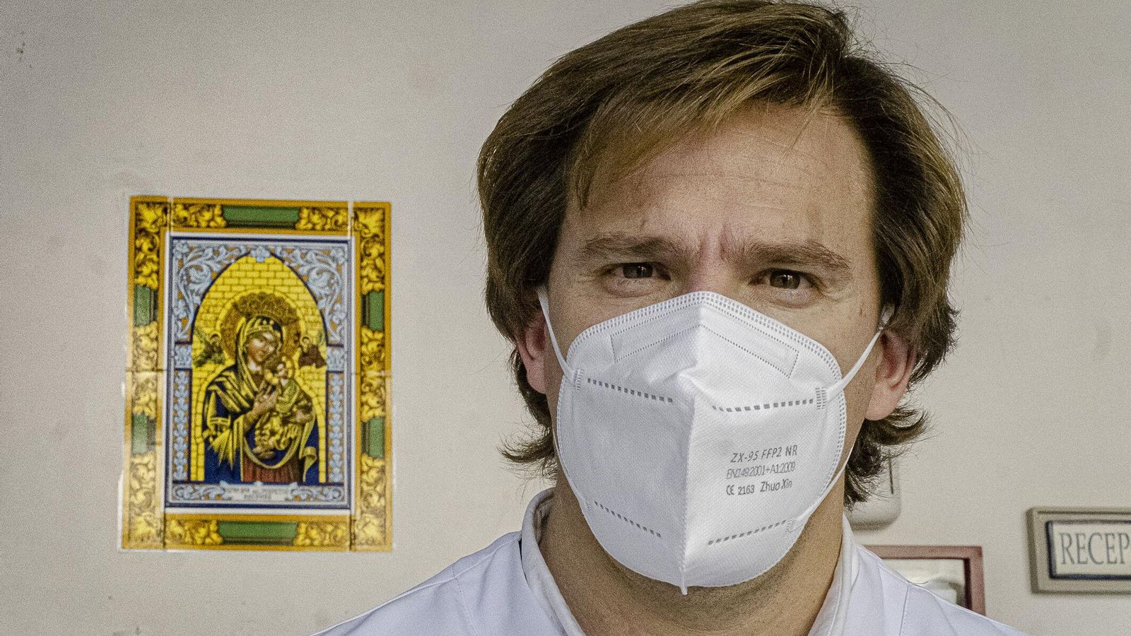 Pablo Otero no duda que la Virgen del Perpetuo Socorro que luce a la entrada del centro de mayores tiene algo que ver con el éxito del proyecto.