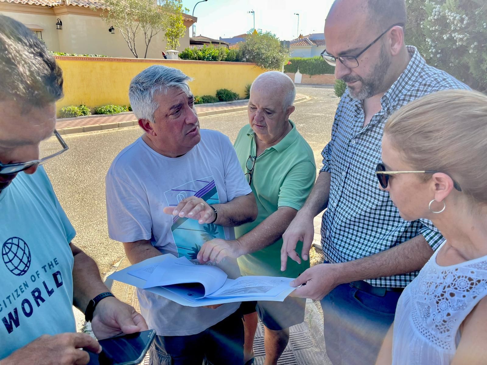 Miguel Ángel Jiménez, presidente del PP local, conversa con los afectados.