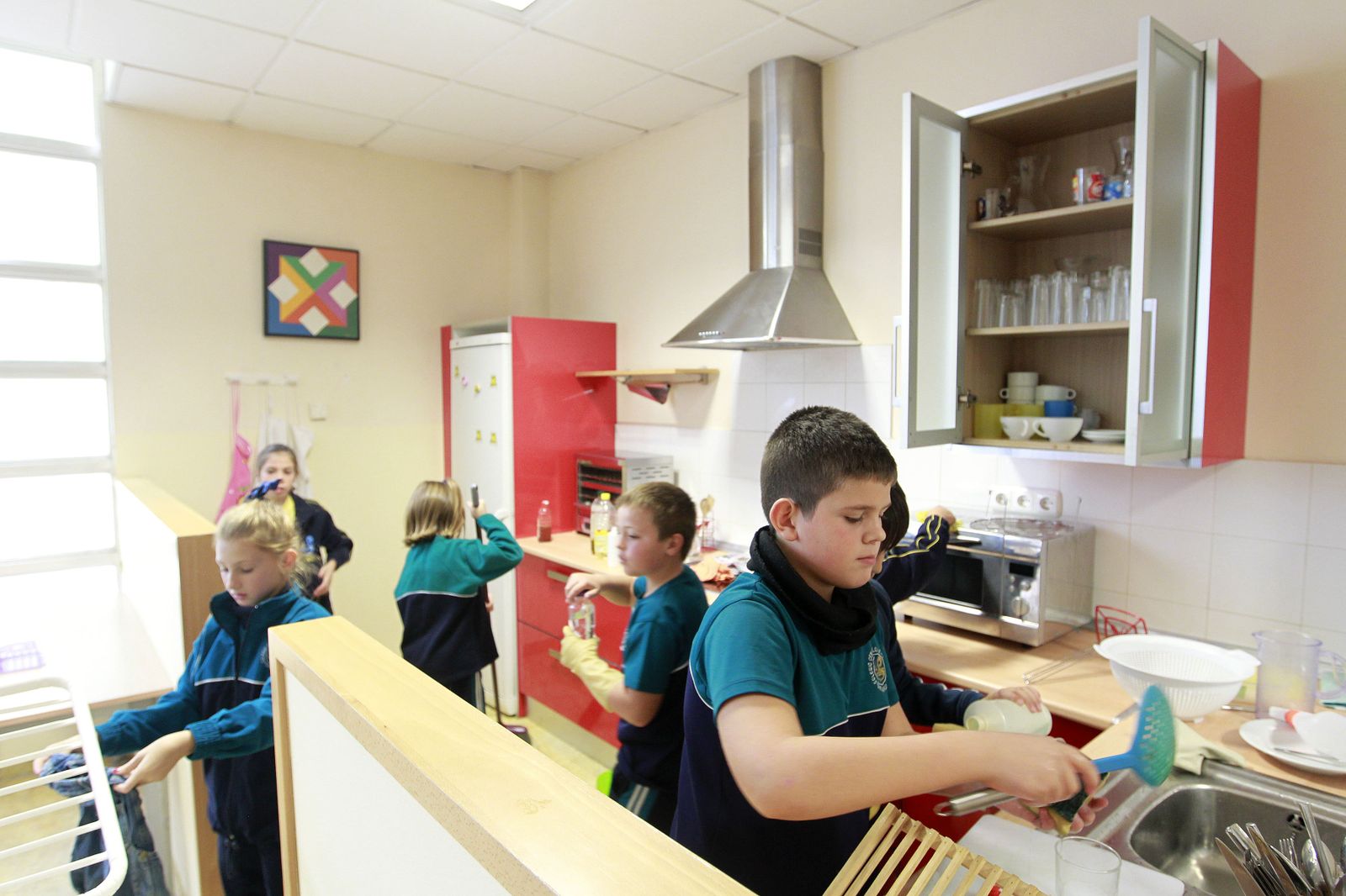 Los profesionales trabajan con los niños para erradicar prejuicios y estereotipos.