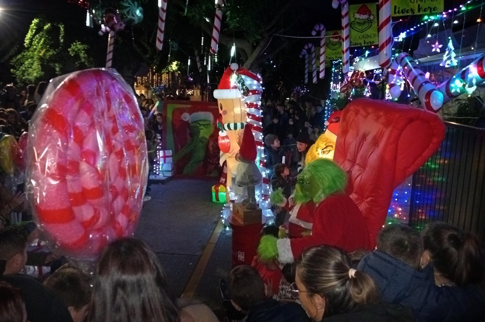 Imágenes de la calle del Grinch de Corrales, Huelva