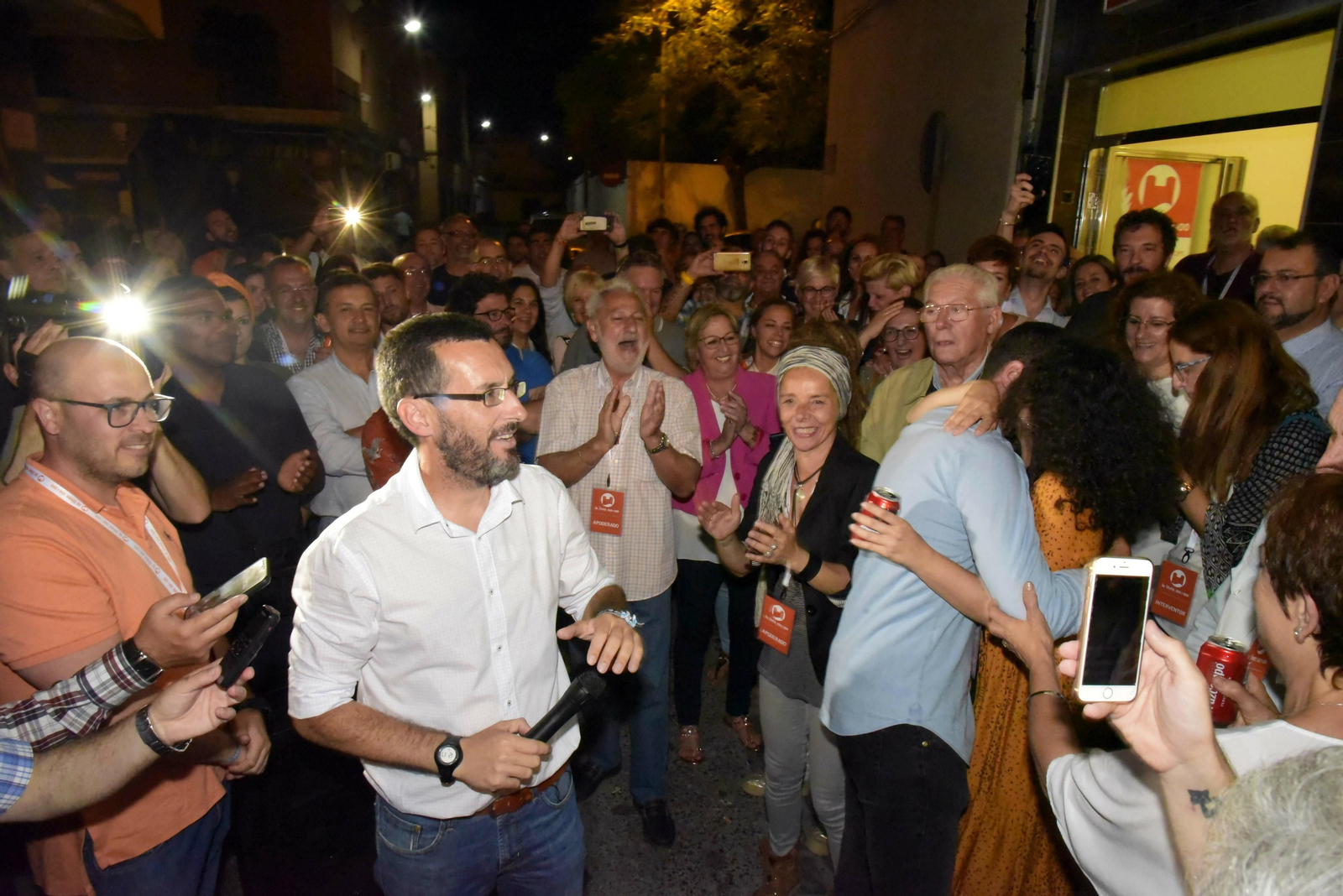 Juan Franco, rodeado de militantes y simpatizantes a las puertas de la sede de La Línea 100x100, el pasado domingo