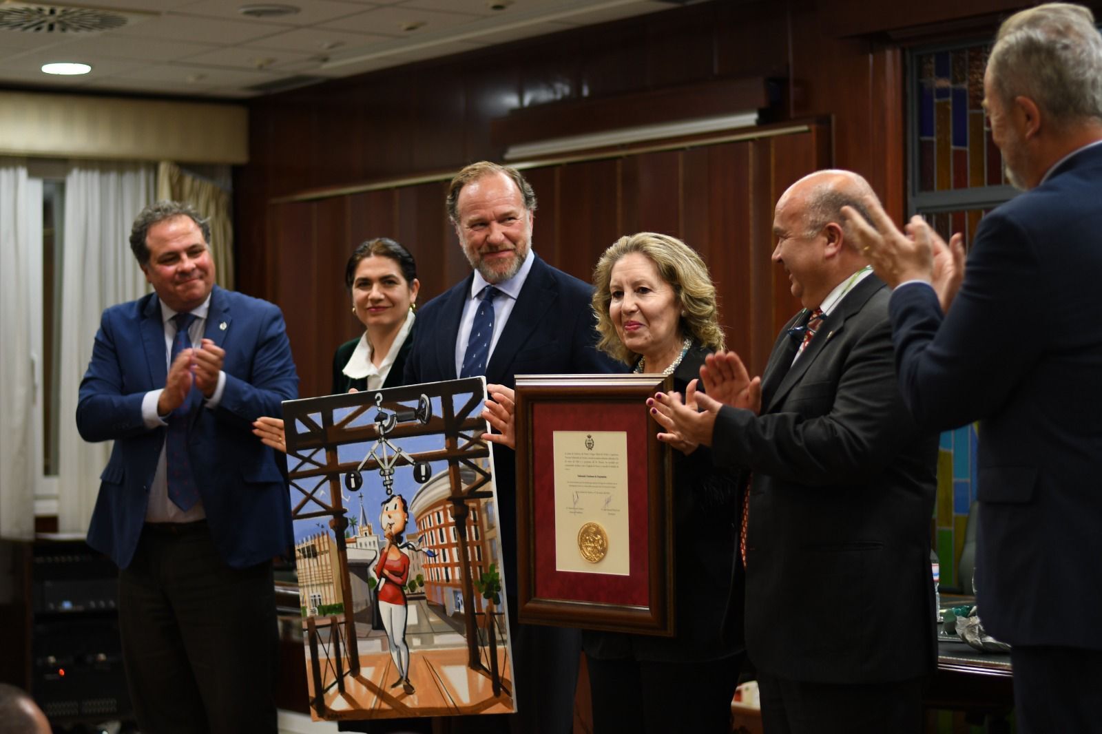 Momento de la entrega de la medalla de oro a la FOE.