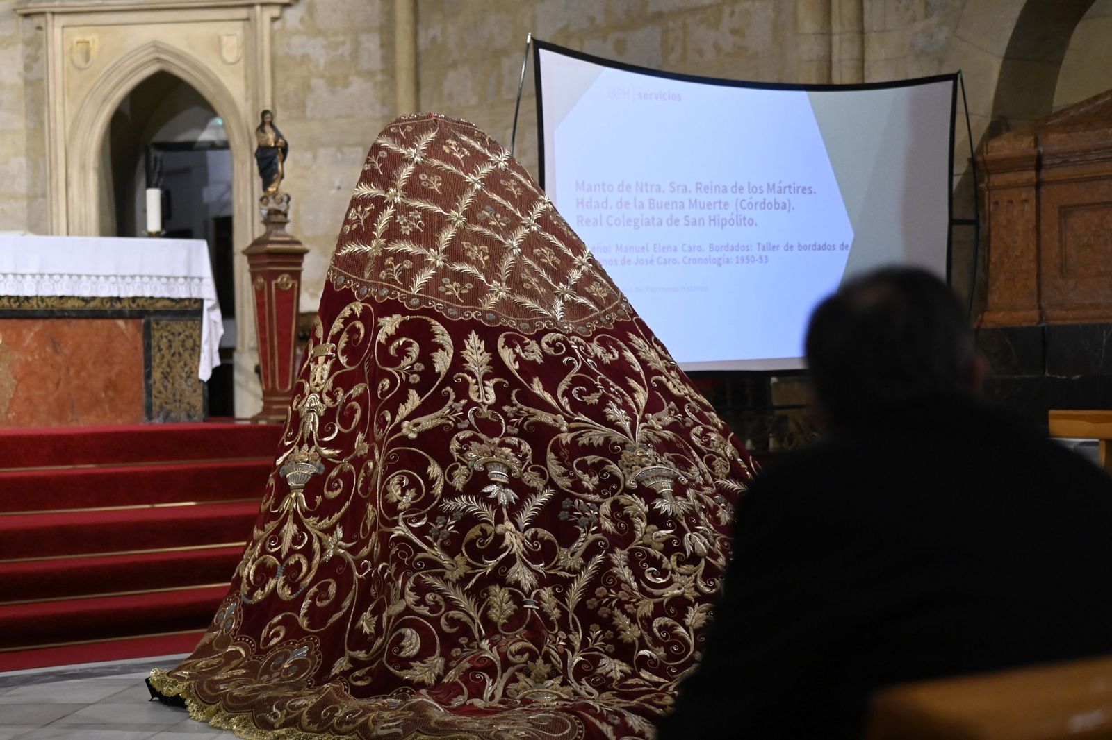 Las fotos de la presentación del manto de la Reina de los Mártires de Córdoba tras su restauración