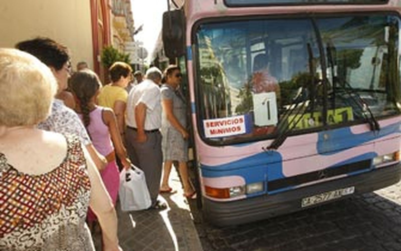 Los usuarios esperan el autobús hasta dos horas debido a la huelga