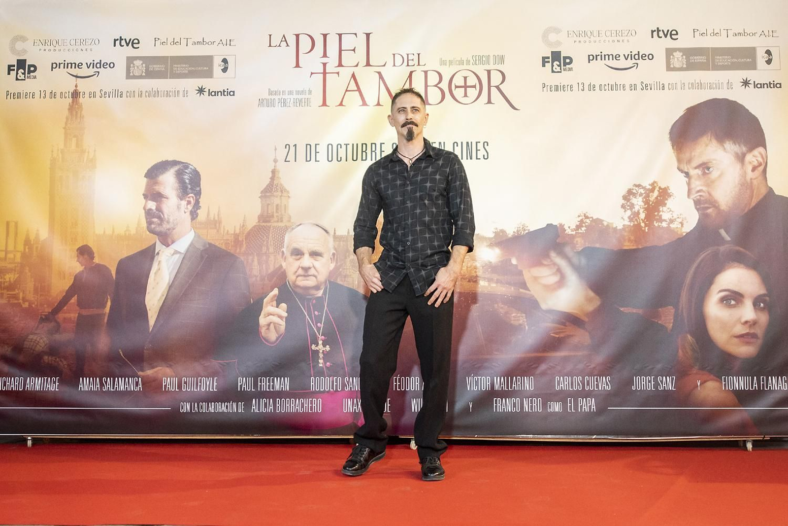 Las imágenes del preestreno de 'La piel del tambor' en Sevilla