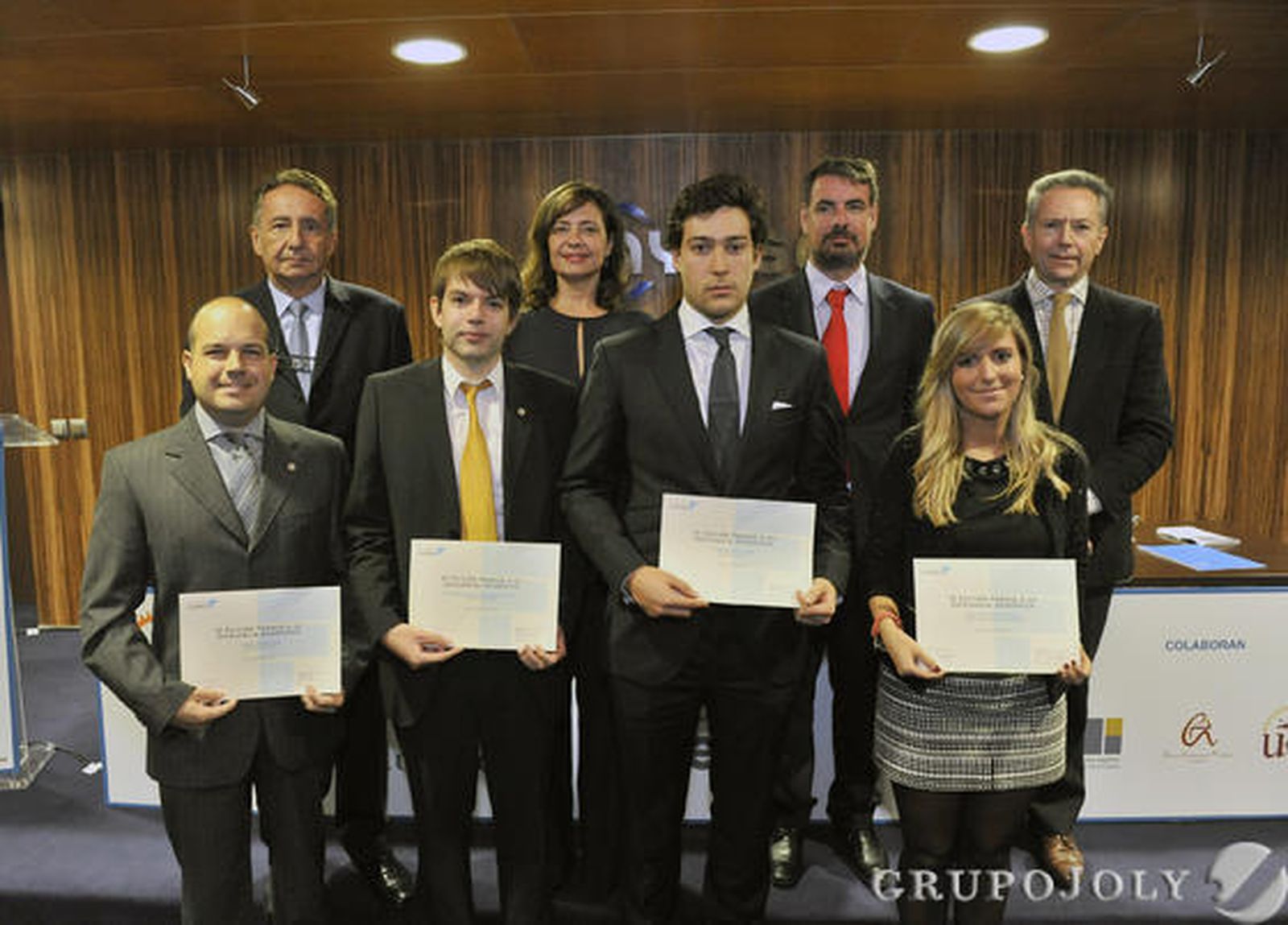 En la fila superior: el presidente de Ayesa, José Luis Manzanares; la presidenta de la Fundación Ayesa, Ana Manzanares; el secretario general de Innovación, Industria y Energía, Vicente Fernández; y el presidente del Grupo Joly, José Joly. En la fila inferior, los cuatro ganadores del premio: Aníbal Pozo, Francisco Javier Hernández, Gonzalo Casajús y Laura Delgado.  Foto: Juan Carlos Vázquez