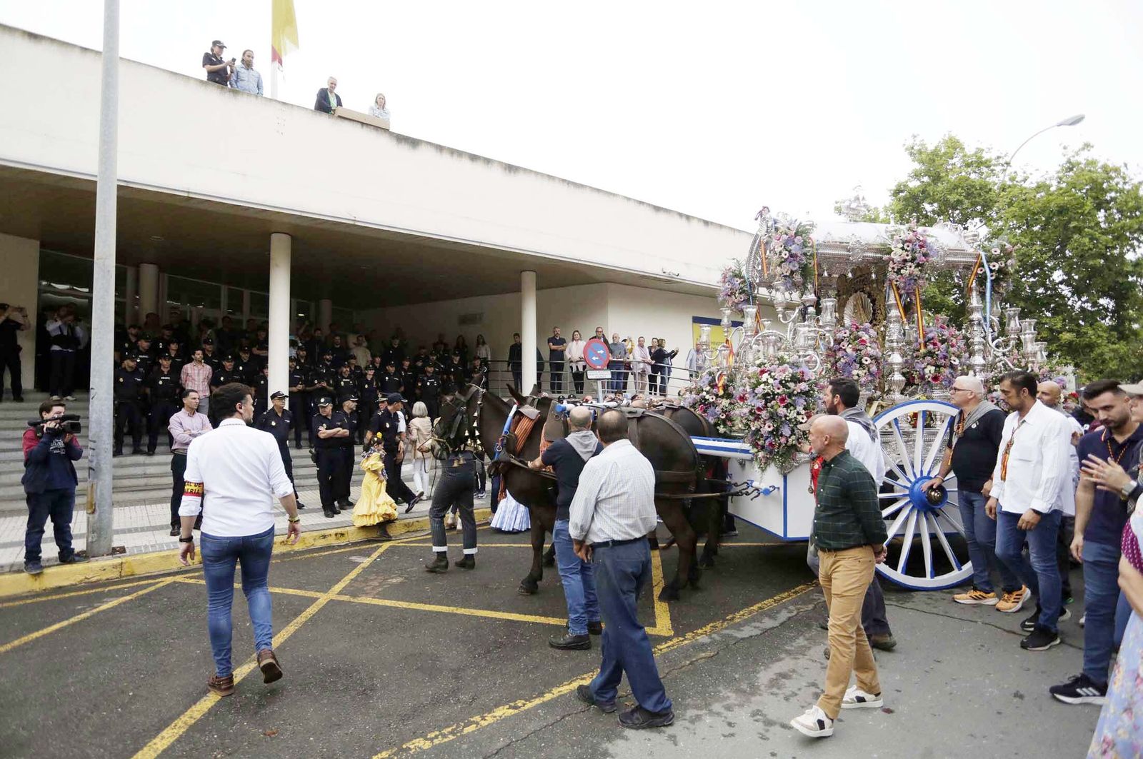 El Rocío 2023: Imágenes de la Hermandad de Emigrantes en su salida de Huelva