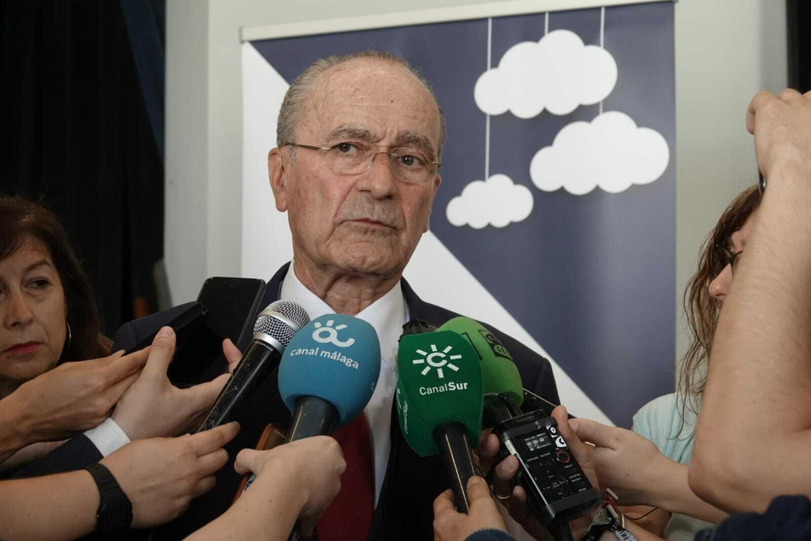 Francisco de la Torre atiende a los medios de comunicación.