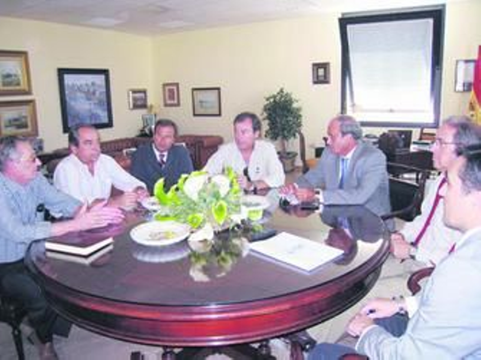 Representantes de armadores, exportadores y la FOE, ayer durante la reunión.