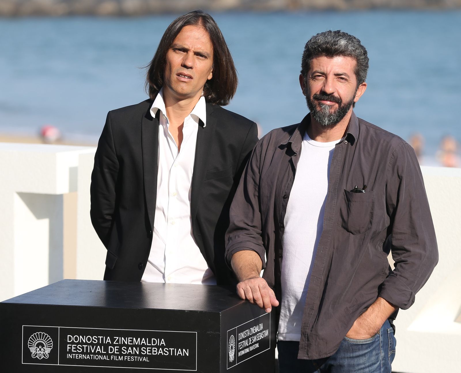 Rafael Cobos y Alberto Rodríguez, ayer en el Festival de San Sebastián.