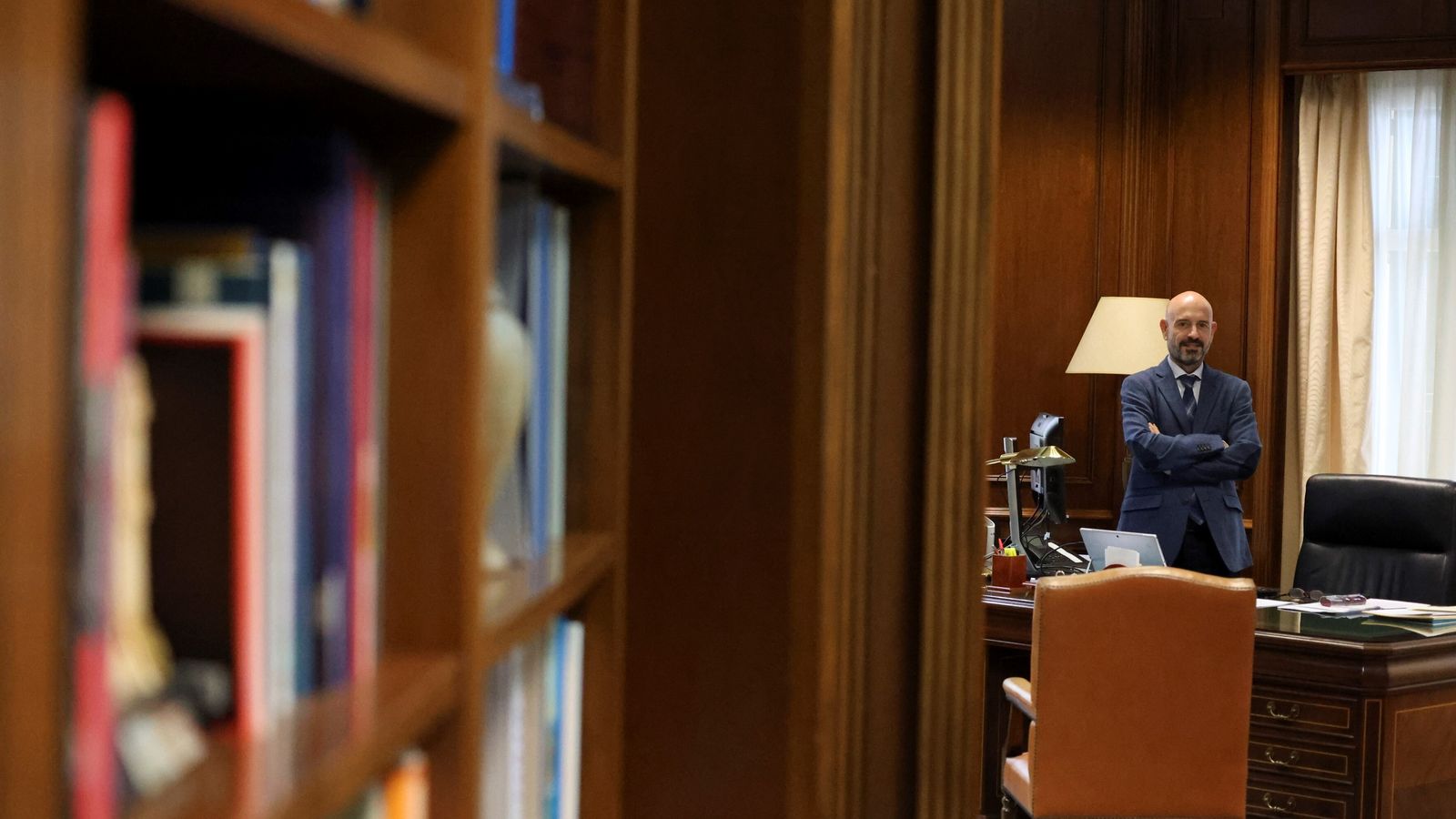 El subdelegado posa en su despacho.