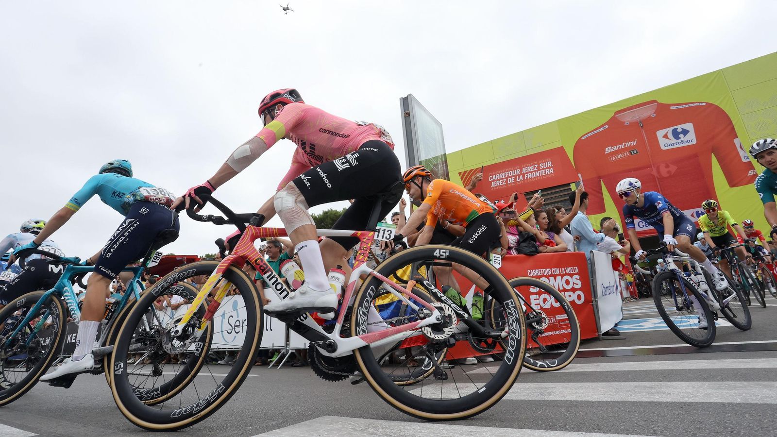 Así fue la salida de la Vuelta España desde Carrefour Sur en Jerez