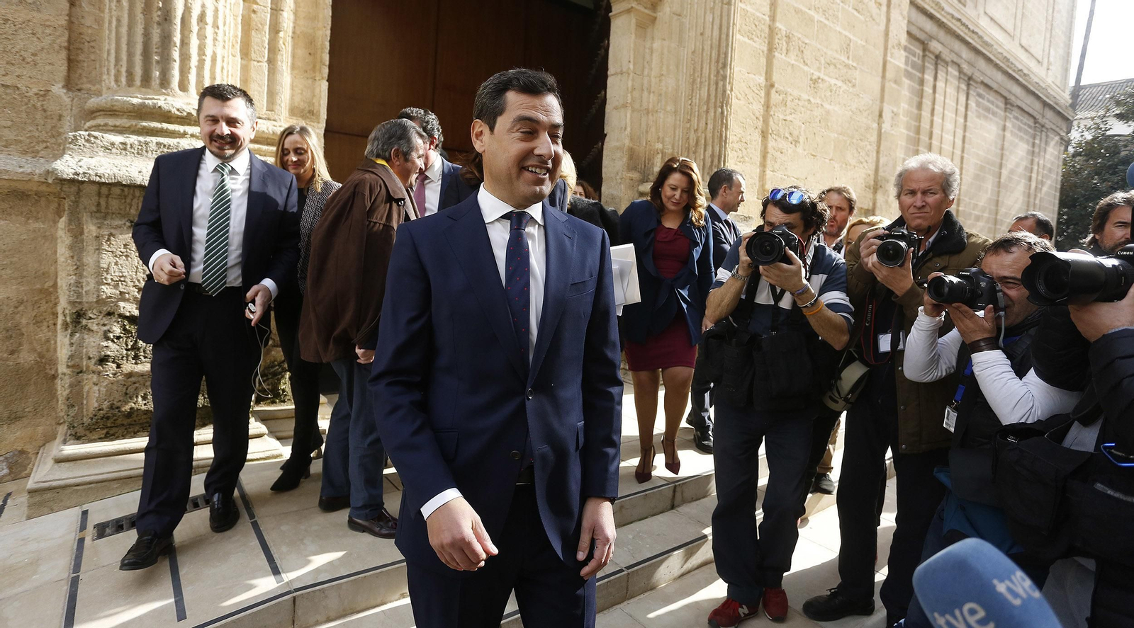 Las imágenes de la sesión de investidura de Juanma Moreno