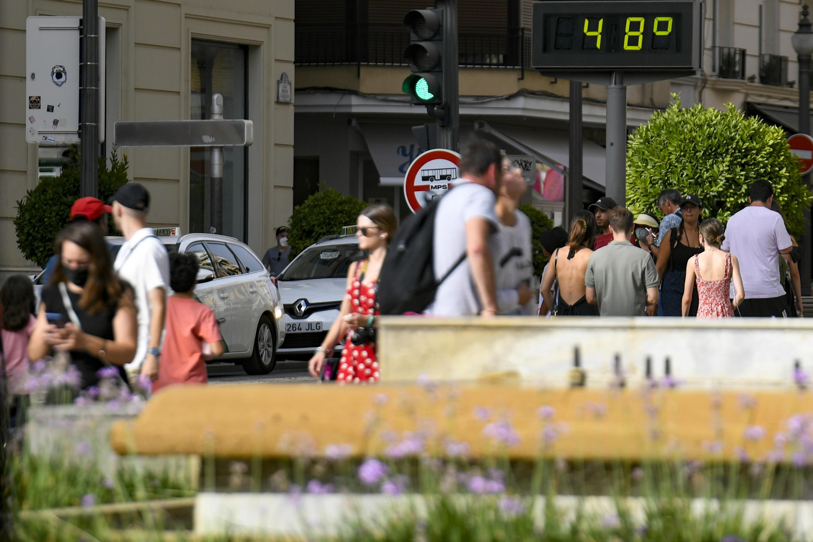 Un termómetro del Centro de Granada marca 48 grados.