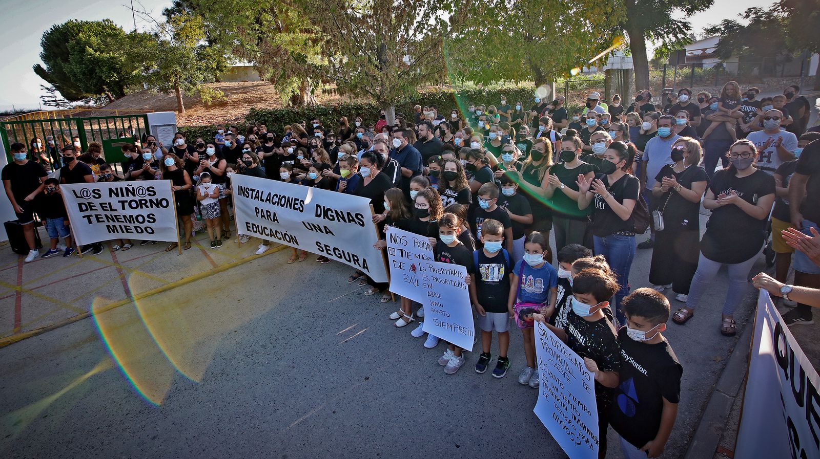 Protestas de los padres y madres del colegio de El Torno por el mal estado en que se encuentra el centro