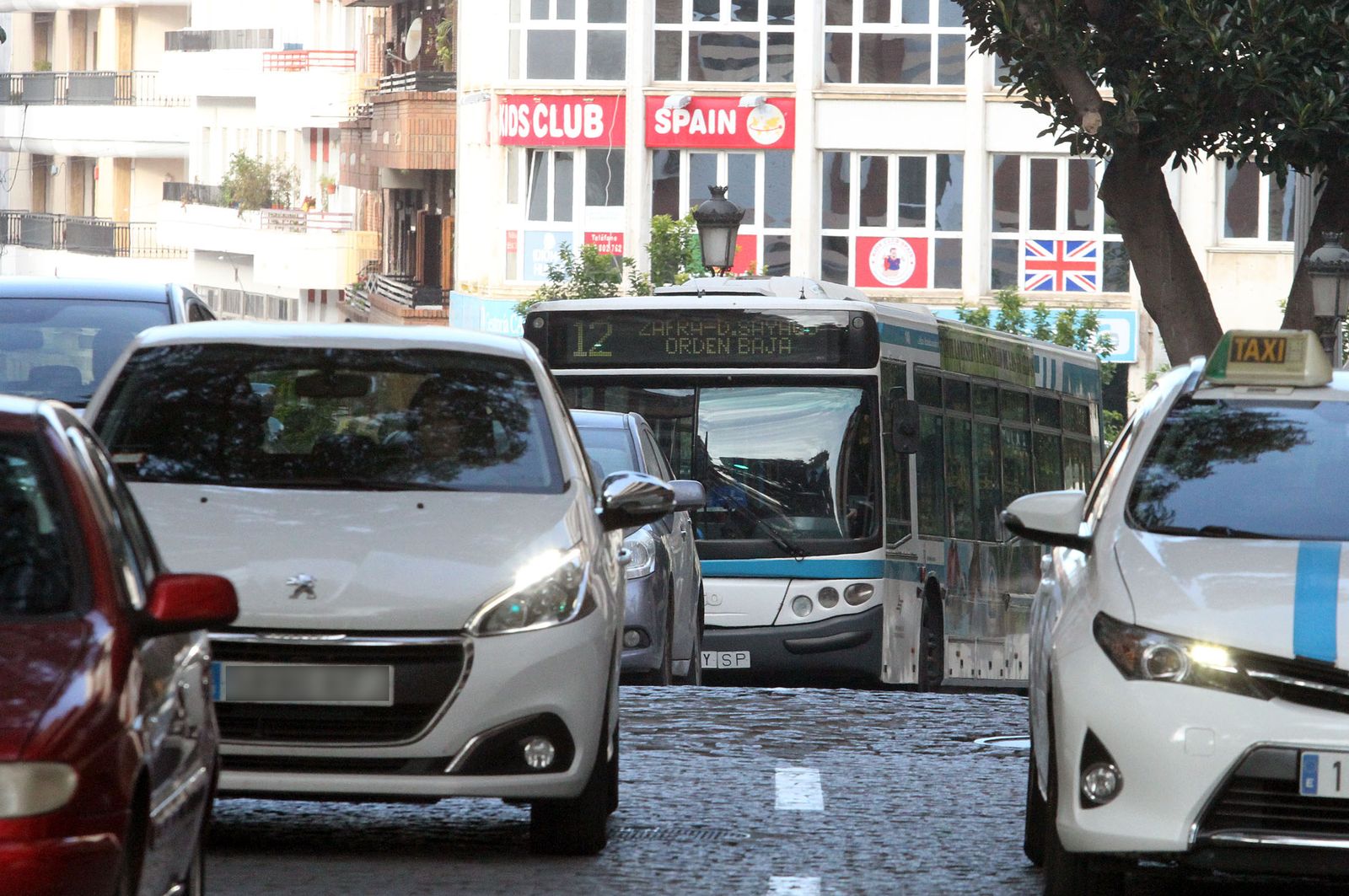 Tráfico en las calles del centro de Huelva.