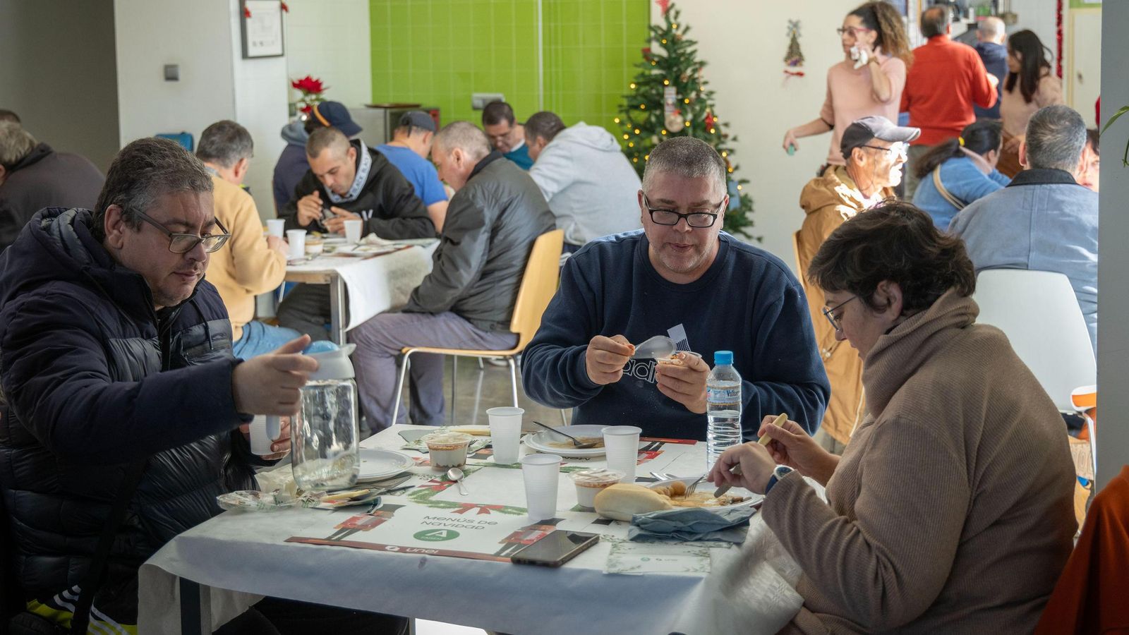 Usuarios de un centro de día durante una de las comidas especiales del pasado año