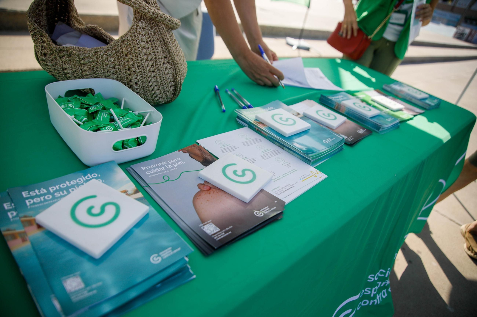 Las imágenes de la carpa informativa sobre prevención del cáncer de piel en Almería