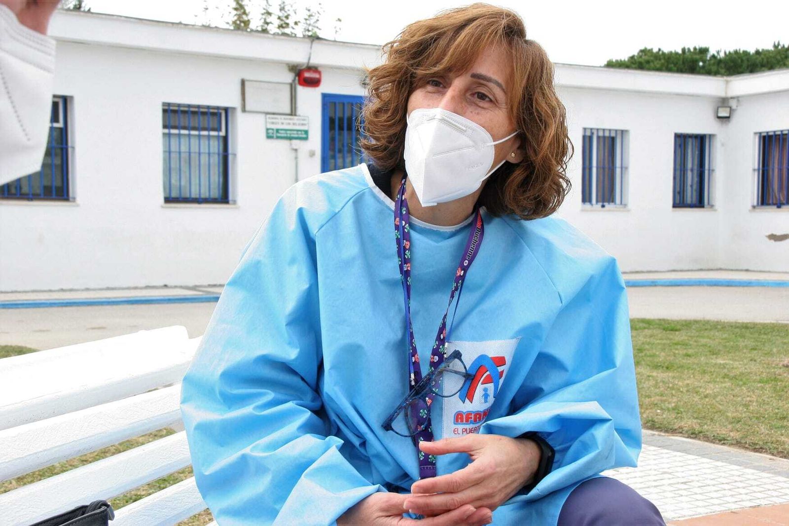 Rocío Sánchez Narváez, fotografiada a las puertas de la residencia de Afanas de El Puerto en la que trabaja como cuidadora.