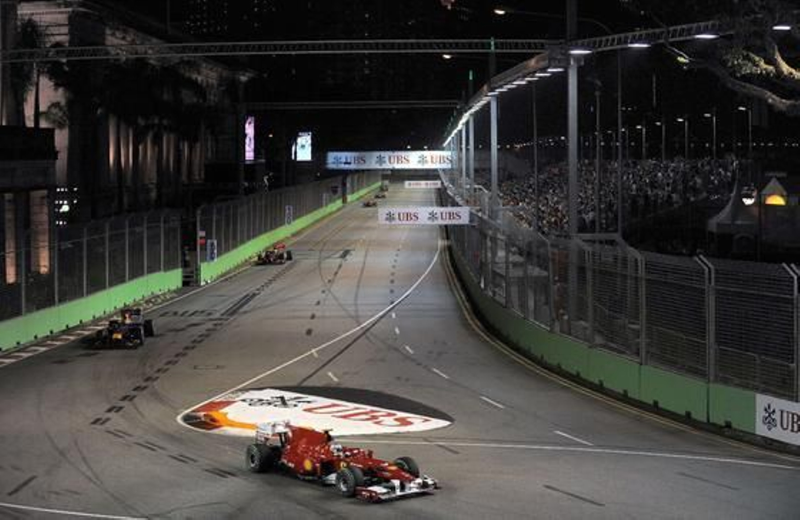 Fernando Alonso se acerca al liderato del Mundial tras ganar el Gran Premio de Singapur. / AFP