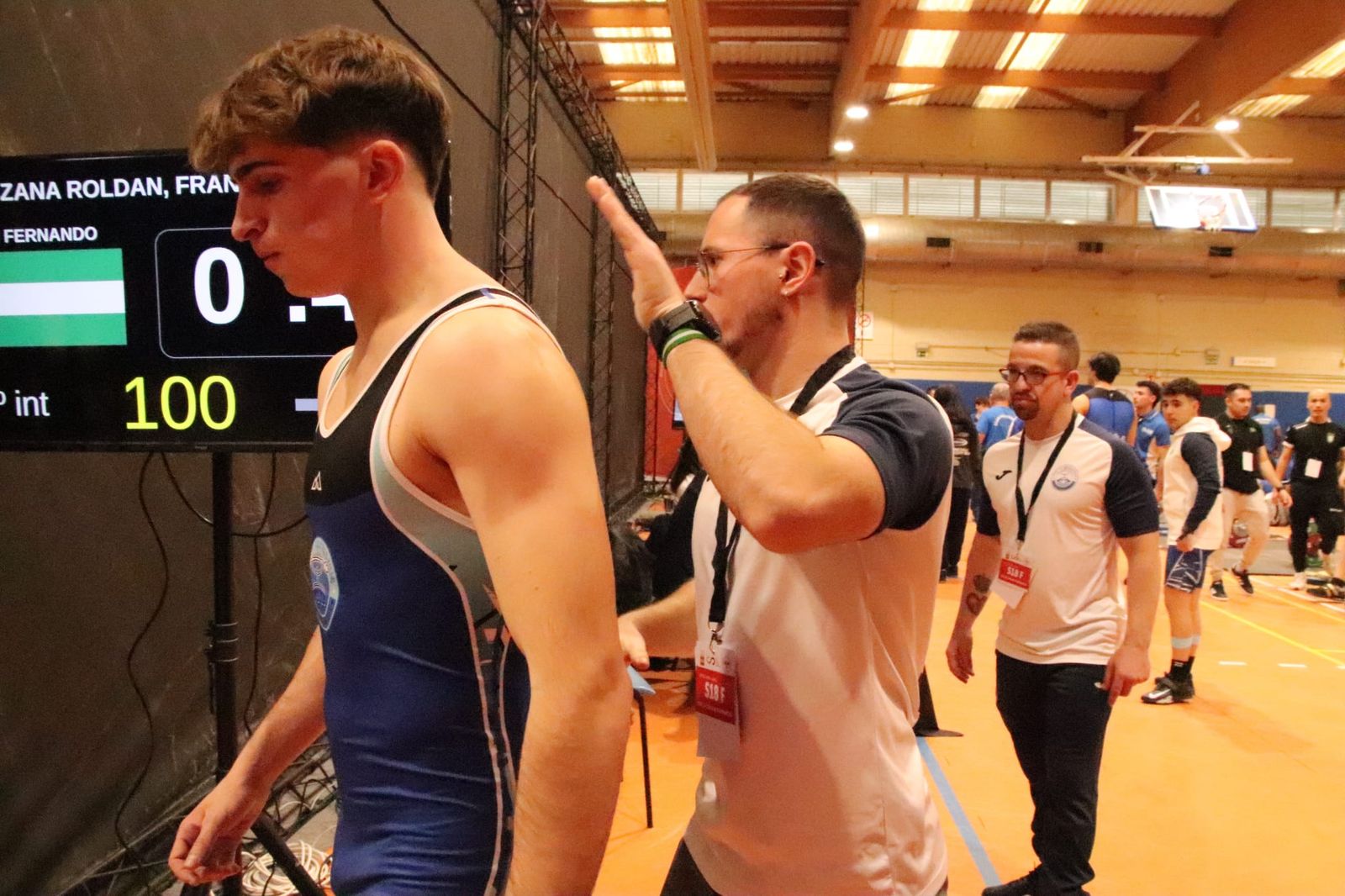 Dos entrenadores del CHSF dan las últimas instrucciones a un atleta