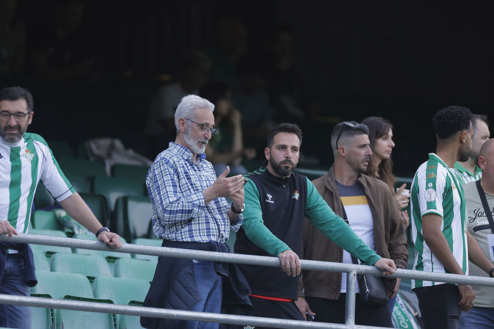 Búscate en las fotos del Betis-Manchester