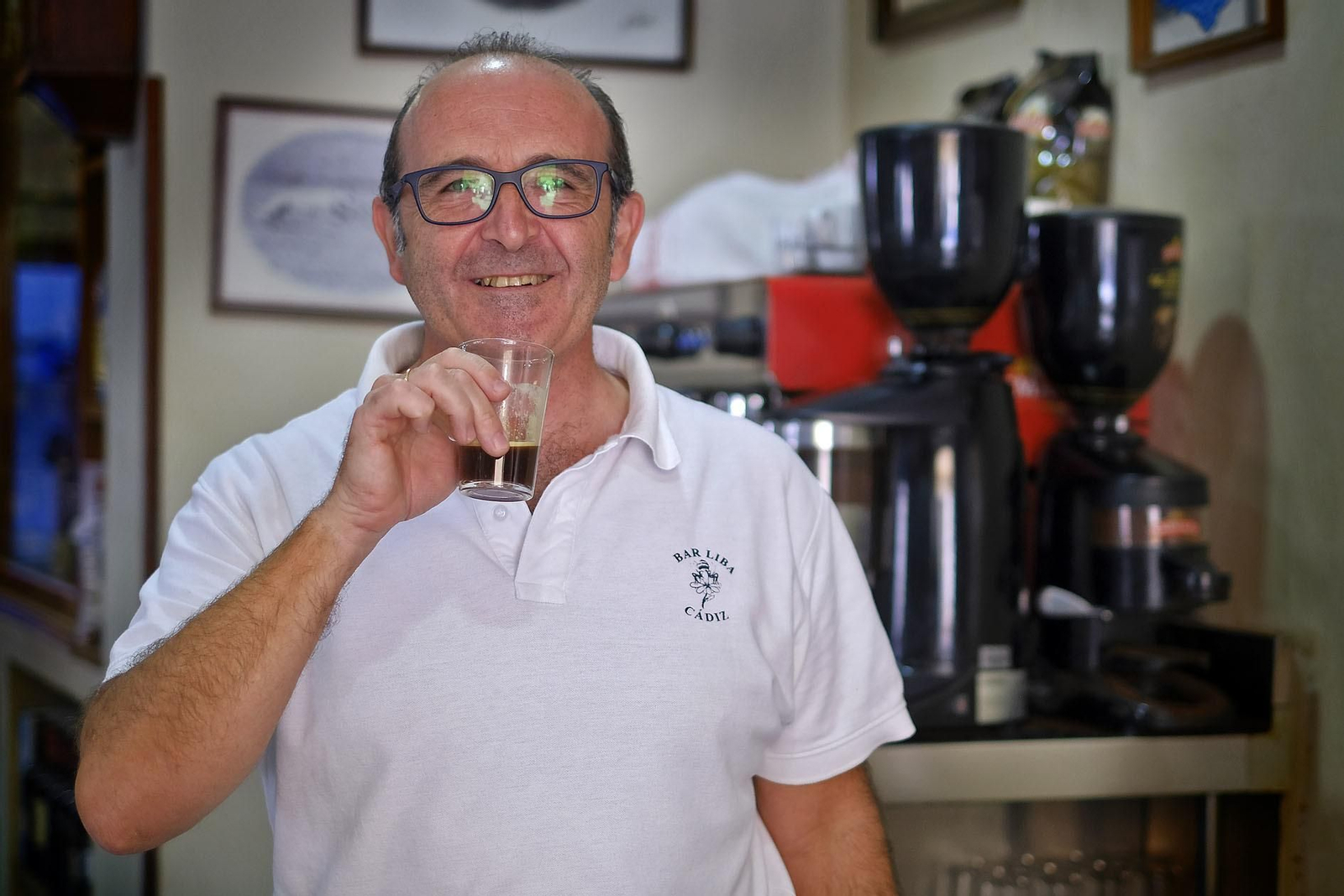 Carlos López toma café en su bar El Liba