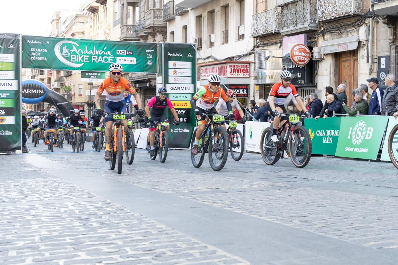 En imágenes: la Andalucía Bike Race dice adiós a Jaén con una etapa marcada por Jabalcuz
