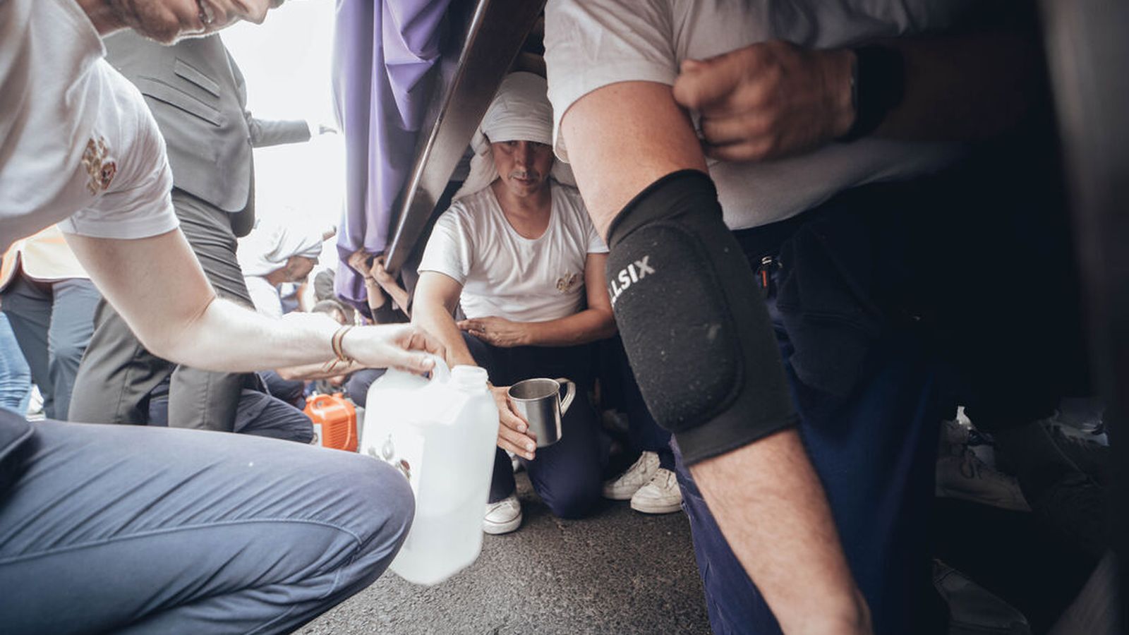 Costaleros de San Benito al poco de salir un Martes Santo