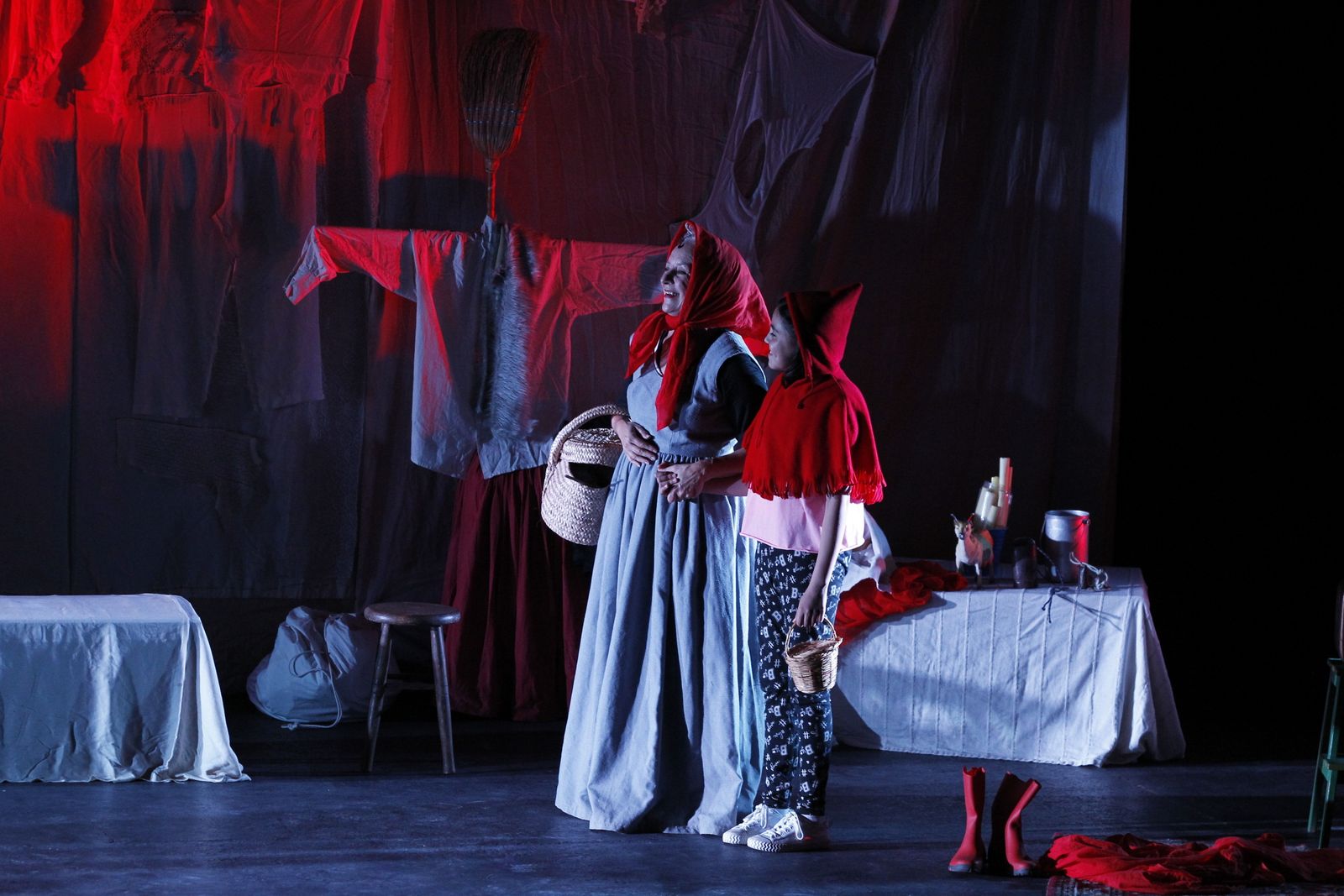 Fotogalería Festival Teatro El Ejido. Obra "El Desván de los Hermanos Grim"