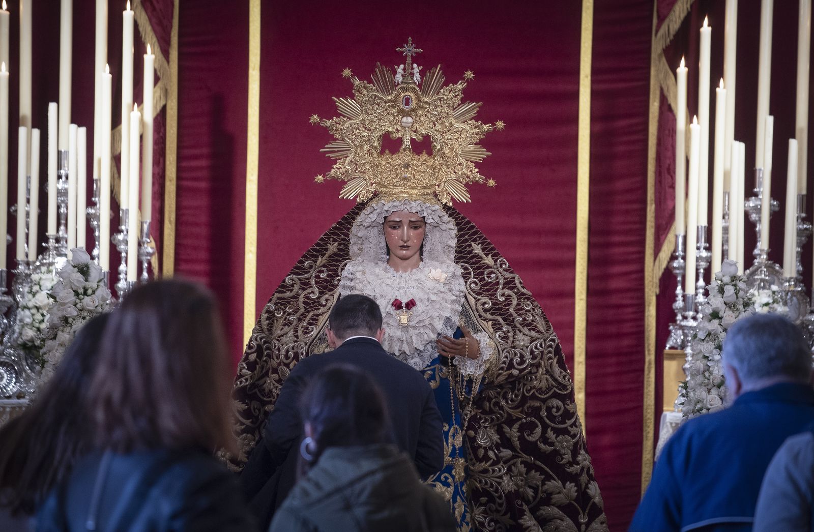 Las imágenes del besamanos de la Virgen de la O