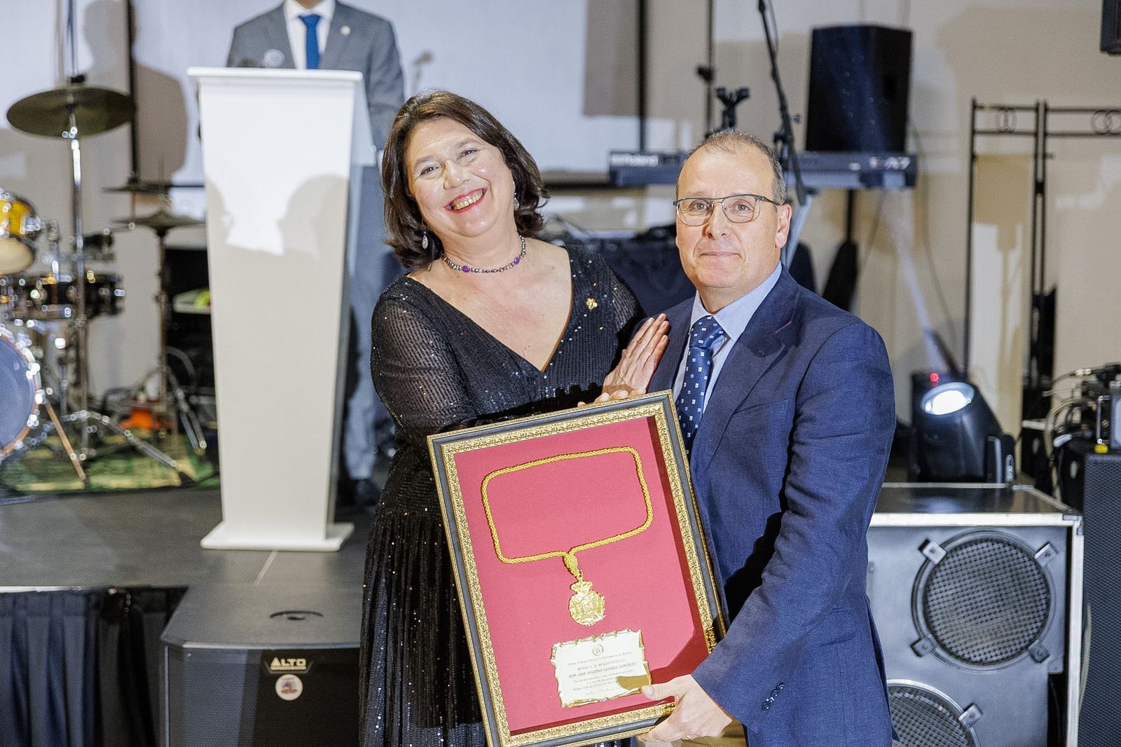 La presidenta del Colegio Oficial de Enfermería de Huelva, Patricia Mauri, junto al enfermero galardonado Leopoldo Palacios.