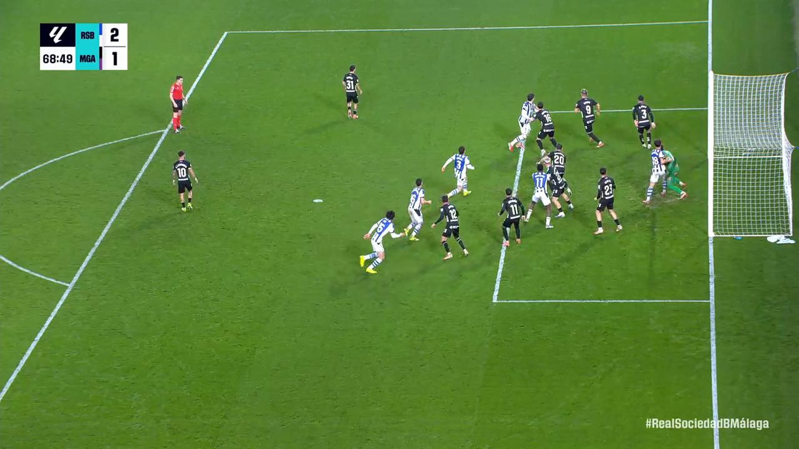 Gorka Carrera incordia a Alfonso Herrero en el saque de esquina del 2-1.